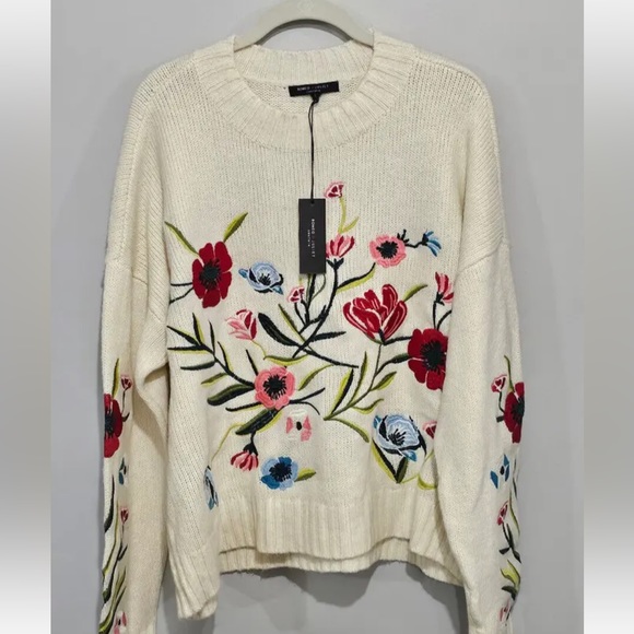 Romeo & Juliet Couture Embroidered Oversized Cozy Cottage Granny Casual Crewneck - Picture 9 of 9